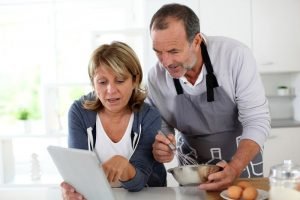 couple-cooking-tablet-150626